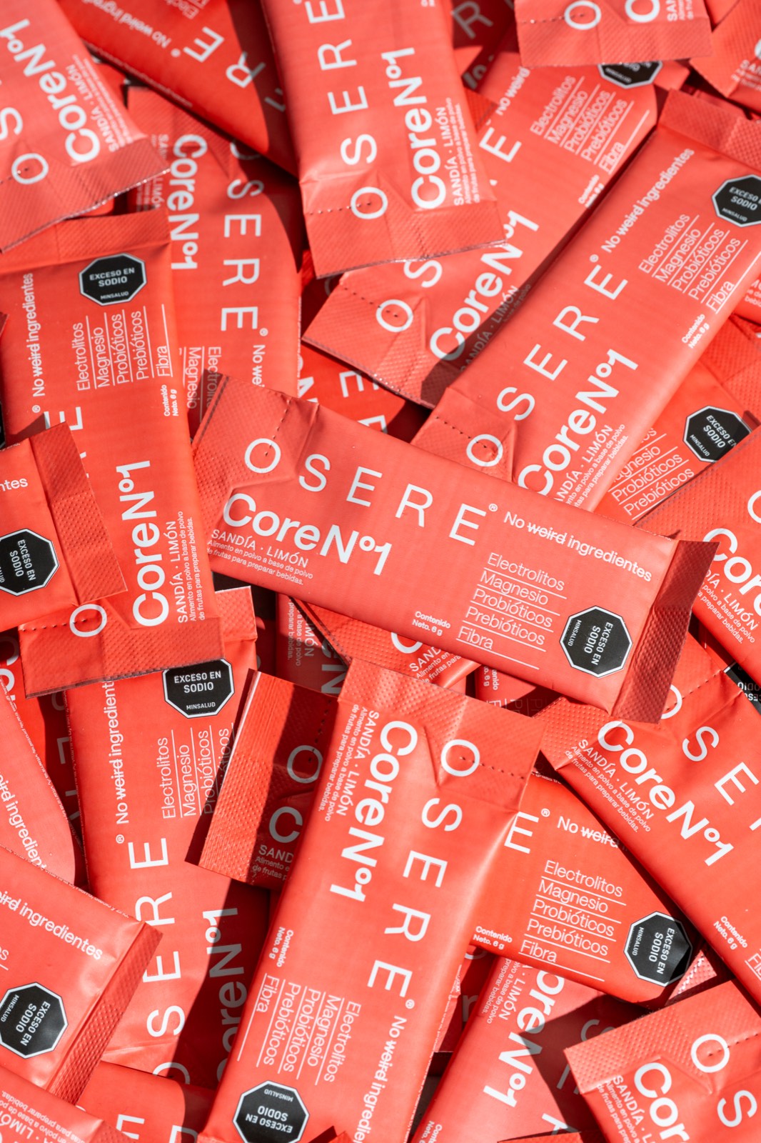 Muchos sachets rojos de OSERE CoreN°1 esparcidos formando una superficie continua